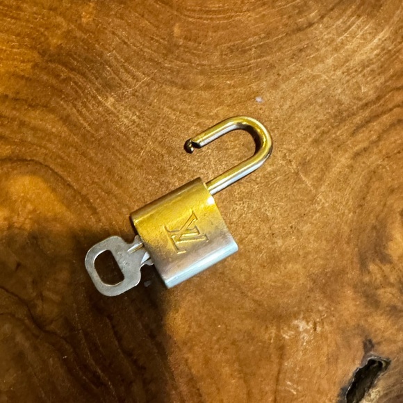 🔑 Louis Vuitton Vintage Lock & Key #305 - Picture 6 of 6